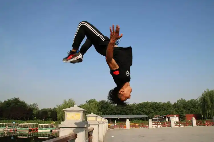 西安空翻特技他们都是空翻高手有的会后空翻前空翻侧空翻