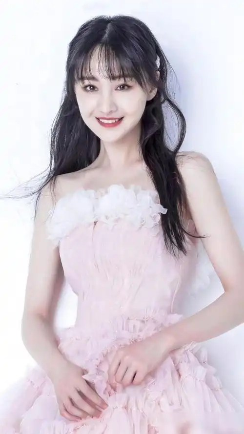 演员郑爽坦率正直的小仙女来看美美的照片吧