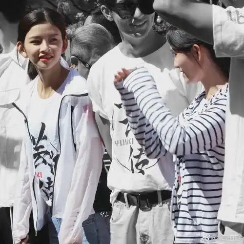 鞠婧祎去林思意毕业公演