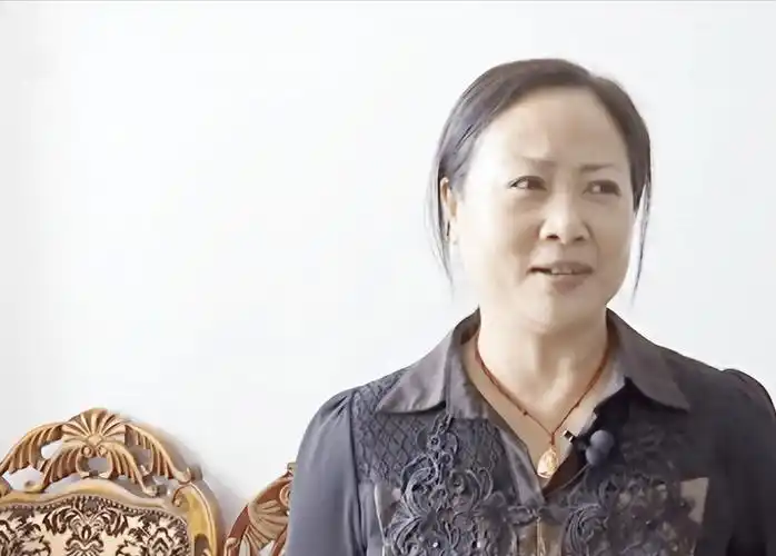 57岁大姐相亲,大哥只用一招,就让她投怀送抱,年轻人都自愧不如_前夫