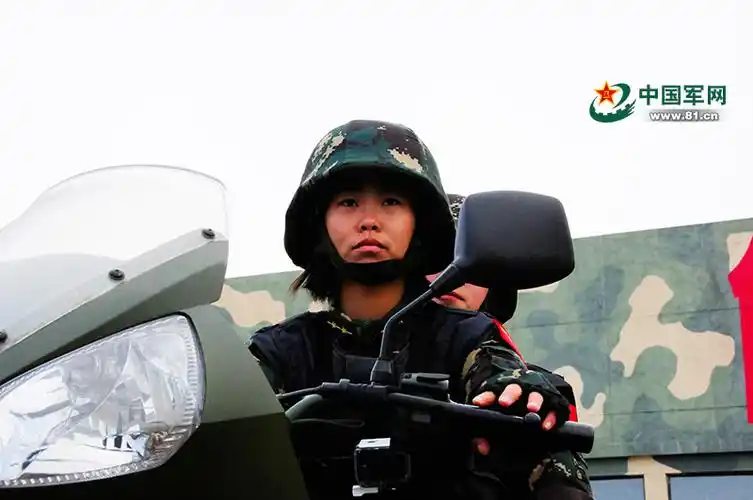 她是入海能潜水,陆地如猛虎的"霸王花";如今,她是我军首个女子特战连