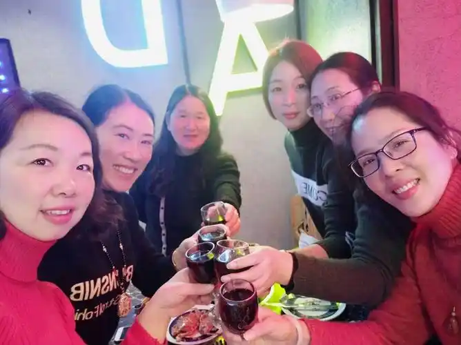 餐前的自拍那是每次聚餐都必需的,因为都是一群自拍狂啊!