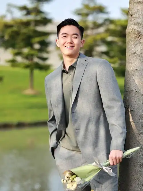 职场男户外西装大片春风十里的阳光与治愈