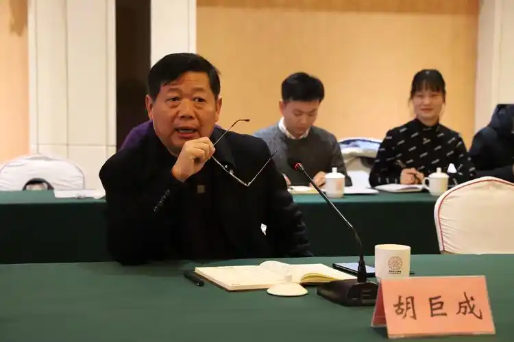 王新会听取党委信息督查和《魅力信阳》工作汇报