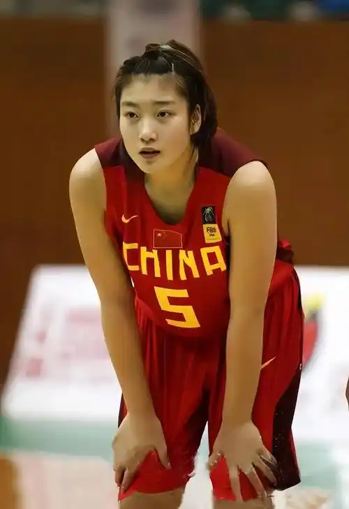 图片源自网络即使是简单的运球李梦是极其认真的李梦对篮球的热爱王长