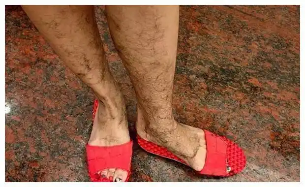 女子给狗洗完澡后,看了看自己的腿觉得太man了:谢谢你们的狗毛|狗狗