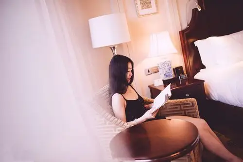 私人宾馆床上性感美女少妇大胆撩人诱惑写真图片