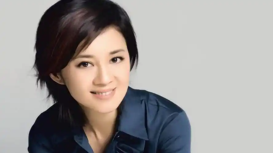 时尚潮流51岁央视主持许戈辉近照白嫩水灵像是吃了防腐剂