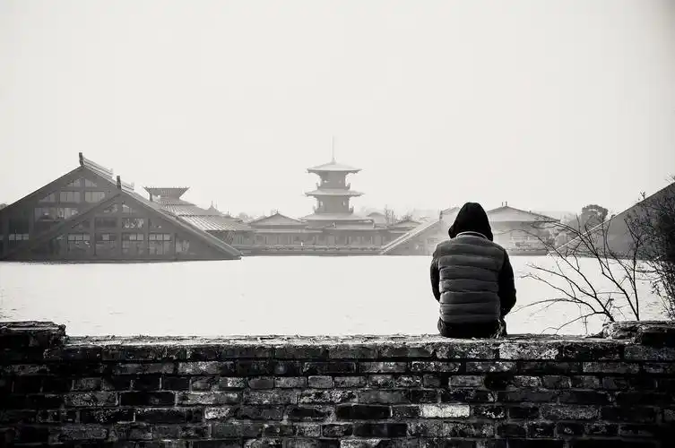 观景人寒冬的上海略显寒冷独自一人略显孤独黑白处理永恒经典