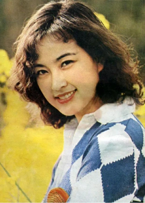 看了刘晓庆的旧照才明白姜文陈国军为啥前仆后继闭月羞花