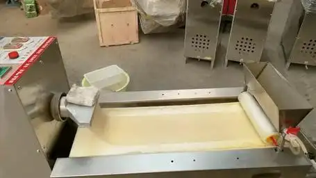 仿手工型的全自动擀面皮机,生产出来的擀面皮表面带花纹仿手工