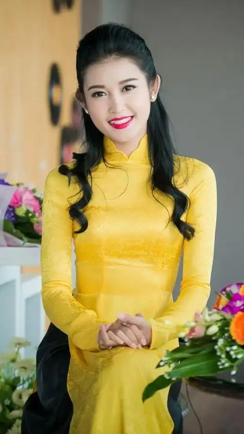 越南美女黄色奥黛凸显完美身材