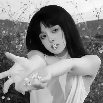 抖音超火的女生头像黑白好看图片