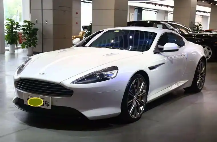 白色阿斯顿马丁db9 6.0l coupe