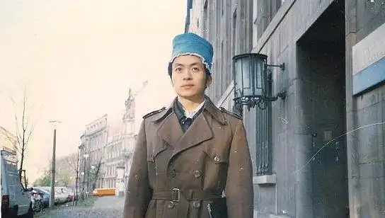 顾城头上那帽子据说是裤子改装的,以避免尘世间污染了他思想