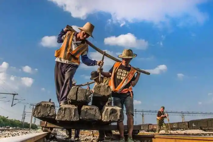 铁路上的农民工他们在烈日炎炎高温下辛苦工作