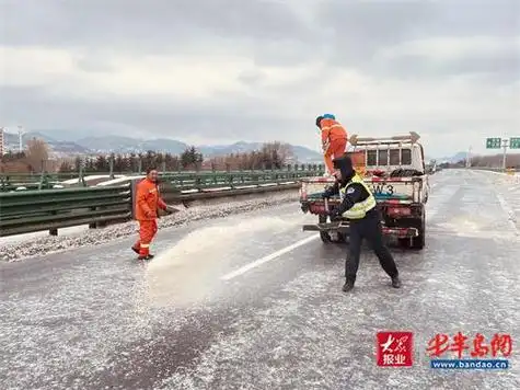 青岛同三高速公路大队迎战风雪守护温暖出行路