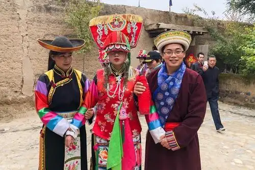 奇特的中国土族婚礼真正诠释了嫁出去的女儿泼出去的水