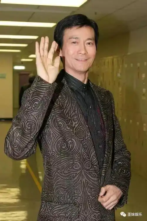 70岁郑少秋近照,结3次婚生4个女儿,第一美男,甘愿做妻奴