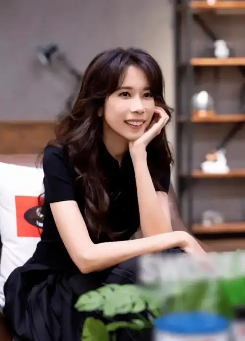 莫文蔚近照"以为是林志玲"?52岁靠5招护肤:倒立练出逆天长腿