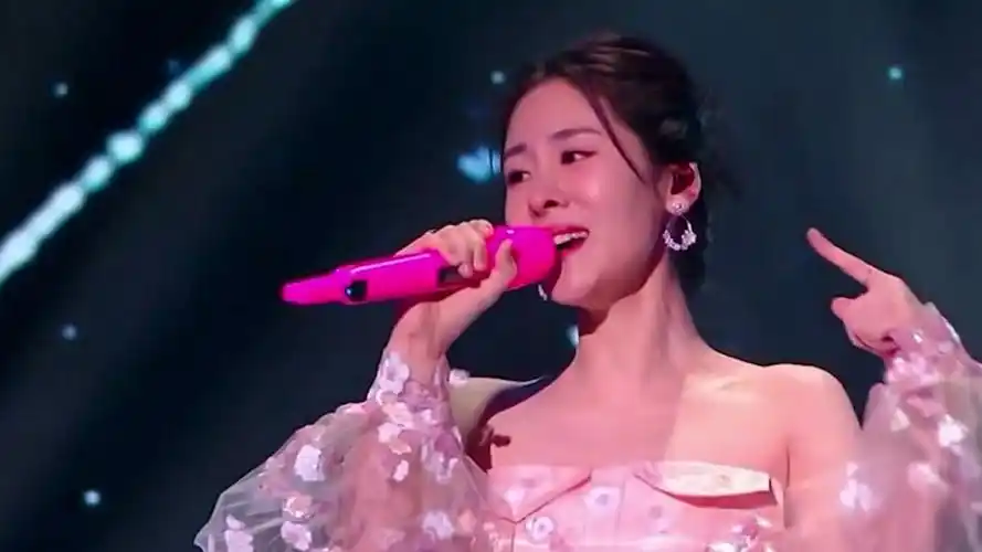 张碧晨小年夜舞台上看流星,《星空剪影》《笼》旋律响起全程跟唱