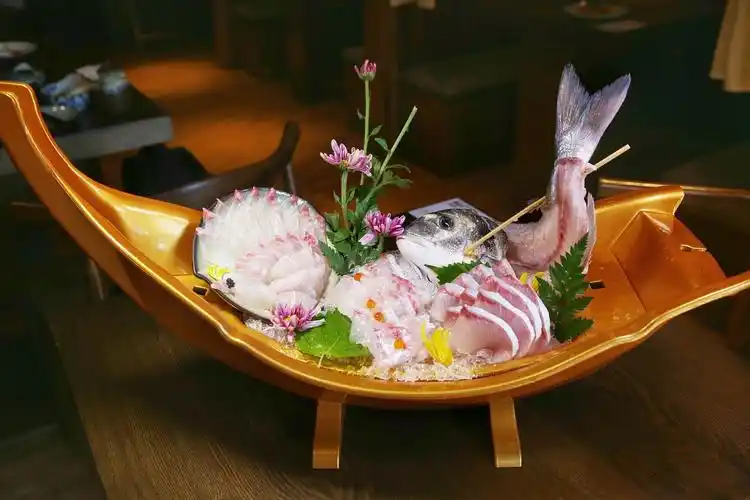 刺 身 船[正关海鲜飞机货,一目了然的新鲜]绝对是刺身爱好者的首选哦!