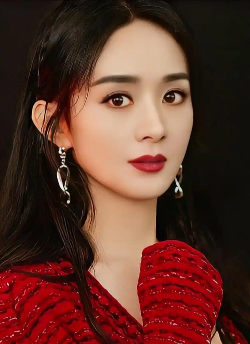 赵丽颖的每一个动作都充满了优雅与甜美.