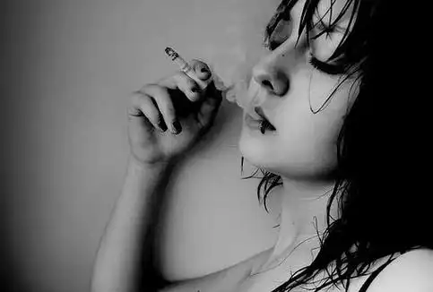 求女生抽烟的头像