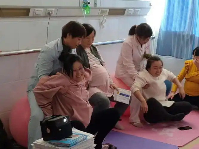 现在国际产科学界的新趋势是自由体位分娩,可以坐着生,蹲着生,站着生