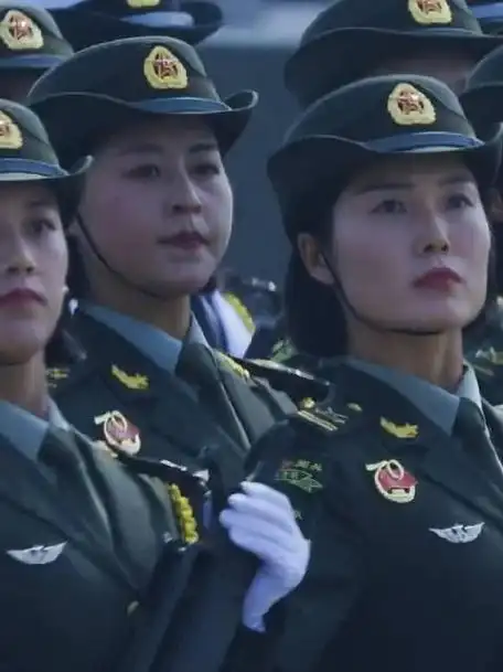 女兵方队首次挂枪阅兵,尽显最美芳华!