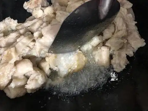 熬猪油要不要加水?家庭主妇告诉你正确方法,猪油雪白,味道更香