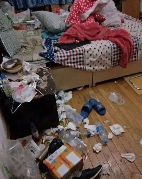 19岁妙龄女大学生在出租屋里到处扔满了用过的避孕套