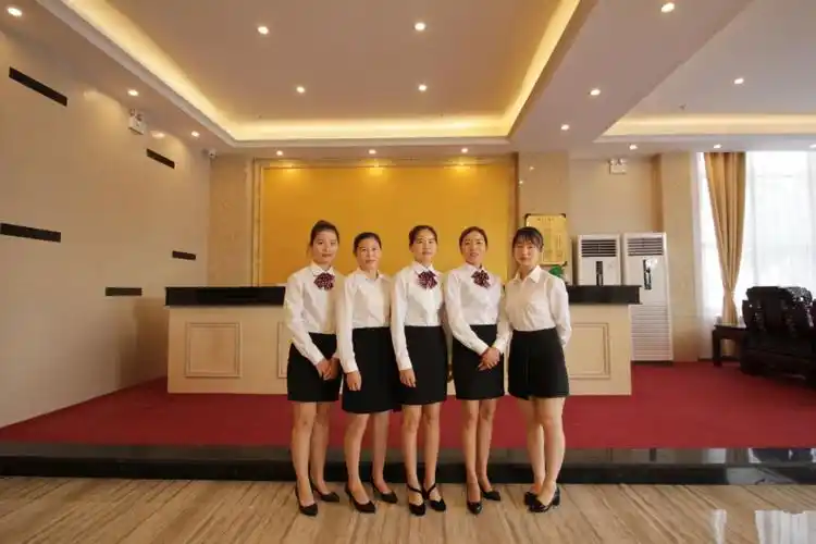 着装整齐的前台接待,正以客户至上的服务理念时刻准备为客户服务!