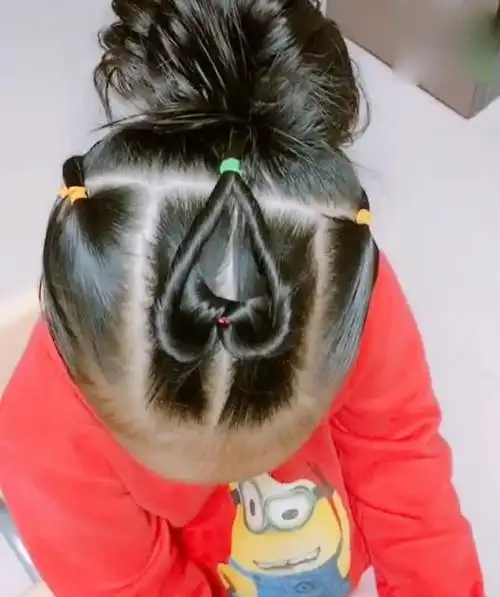 小宝宝扎的爱心发型,是不是很萌!