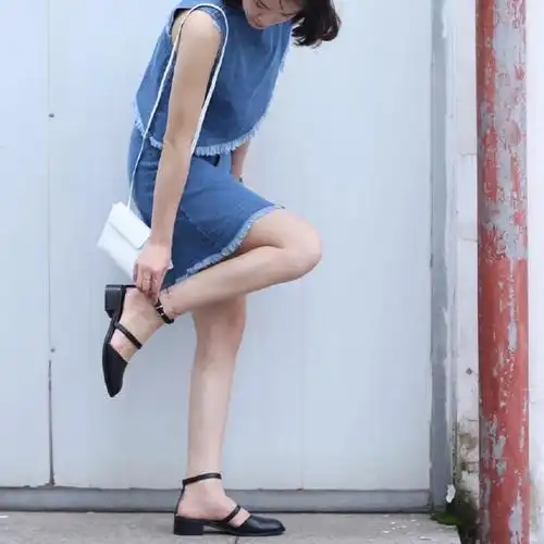 女孩子夏天光脚穿凉鞋是一种什么样的体验?