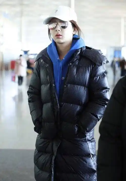 原创杨紫这次穿得很简约长款羽绒服配连帽卫衣不复杂反而更时髦