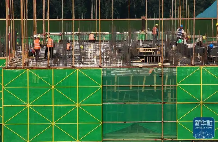 9月10日,建筑工人在河北石家庄市新华区前太保村改造回迁工程工地施工