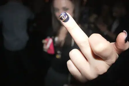 欧美鄙视姿势的头像 就是竖起中指来的