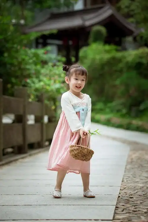 穿汉服的小女孩儿好可爱