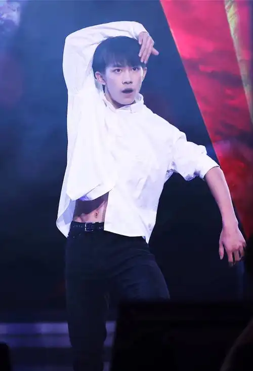 易烊千玺最撩人的十张照片图三男友力爆表你会选择哪一张