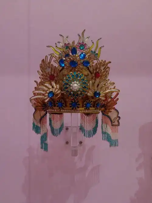 他用60年做出惊艳世人的凤冠霞帔!被称为粤剧界的"活字典"!一生一事,