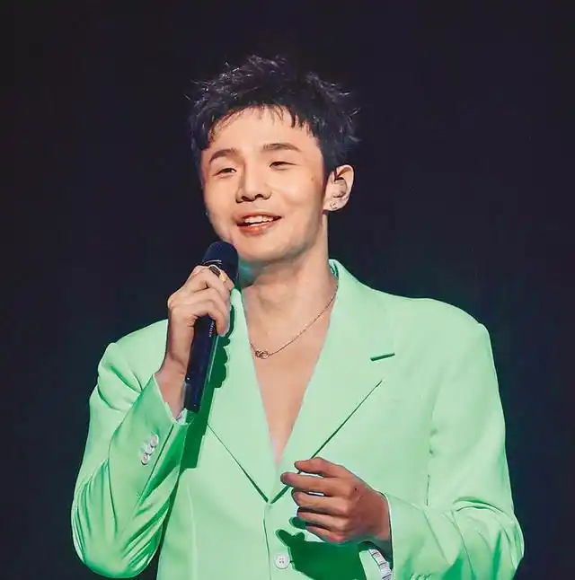 李荣浩隔离结束喜提牛肉面,含泪感恩医护人员