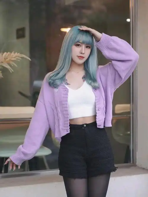 紫色开衫搭配黑色连裤袜,展现轻熟女的独特魅力