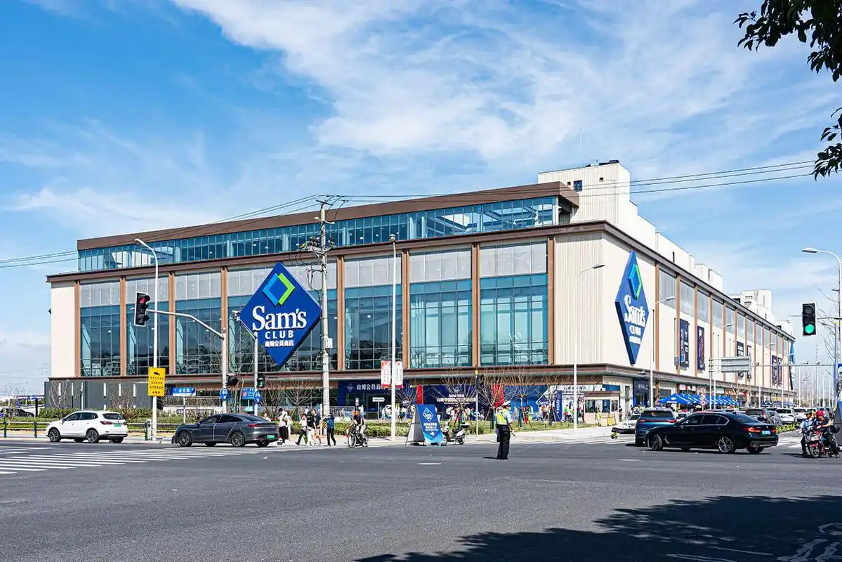 直接对标沃尔玛旗下的山姆会员店,以一块八寸的榴莲千层蛋糕为代表