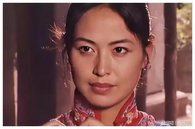 这部剧之所以叫做《春花子》,是因为女主角的名字就叫做春花子,它讲述