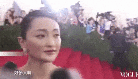 周迅直接来了一句:好多人啊!