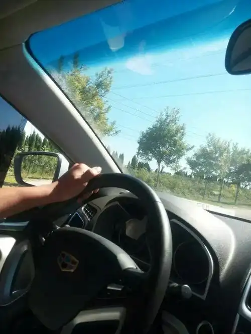 不放心别人,自己开车