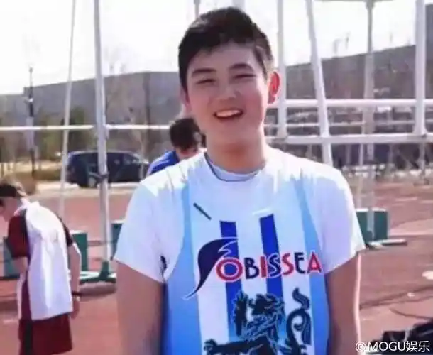 陈飞宇小时候还胖嘟嘟的.