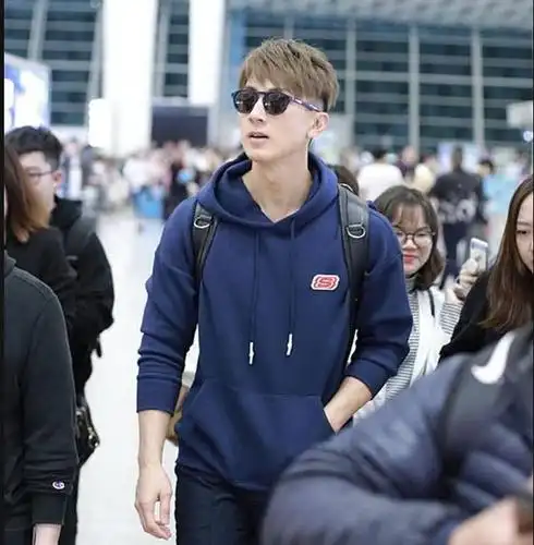 型男奶爸吴尊穿深蓝色连帽卫衣搭配运动裤现身机场 发
