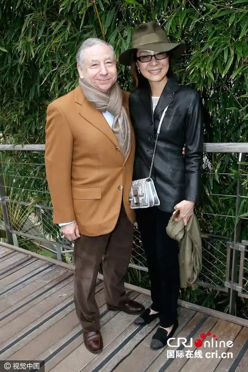 53岁杨紫琼与70岁老公看法网决赛 亲密耳语